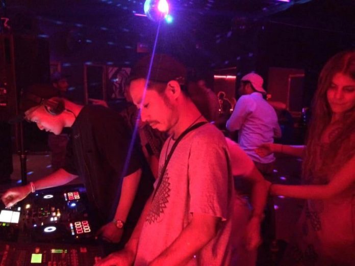 Sะตrะตndัััtั NightClub Hoi An