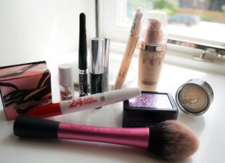 Can You Bring Makeup on a Plane? (According to TSA and FAA) set of makeup