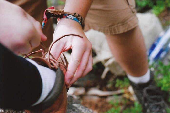lacing hiking boots