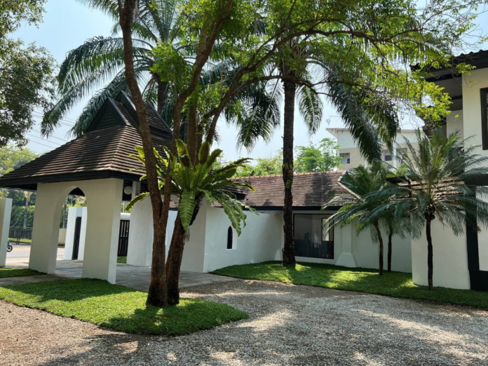 Oasis Lanna spa and its colonial gardens in Chiang Mai city